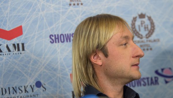 Фигурист Евгений Плющенко на пресс-конференции в Ереване - Sputnik Армения