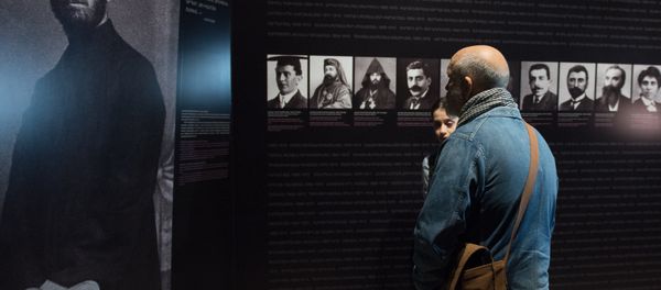 Джон Малкович посетил Музей Геноцида армян в Цицернакаберде Джон Малкович посетил Музей Геноцида армян в Цицернакаберде - Sputnik Արմենիա