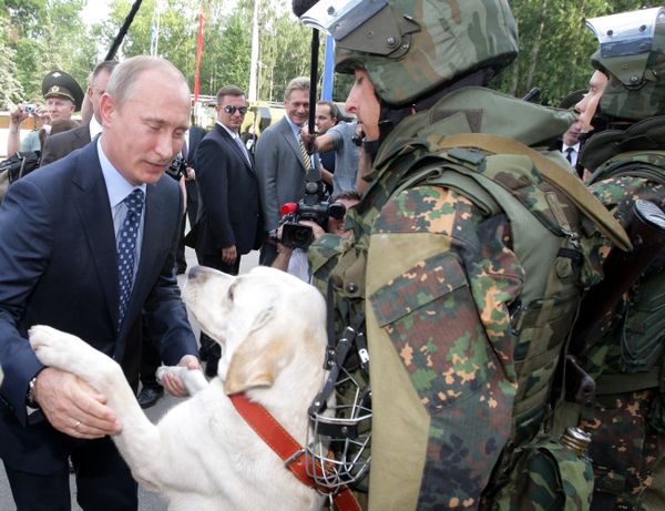 Премьер-министр России Владимир Путин во время посещения Отдельной дивизии оперативного назначения внутренних войск МВД России, 2011 год - Sputnik Армения