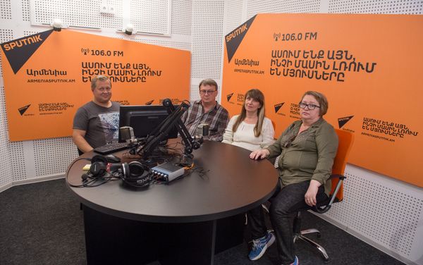 Олег Барон, Роман Барон, Наташа Барон и Ирина Барон в гостях у радио Sputnik Армения Олег Барон, Роман Барон, Наташа Барон и Ирина Барон в гостях у радио Sputnik Армения - Sputnik Армения