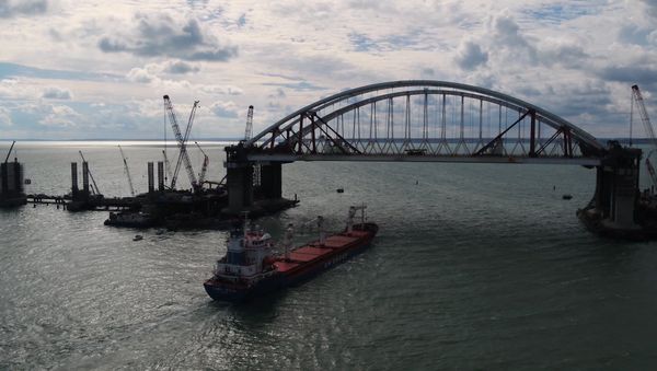 СПУТНИК_Первое судно прошло под обеими арками Крымского моста - Sputnik Արմենիա