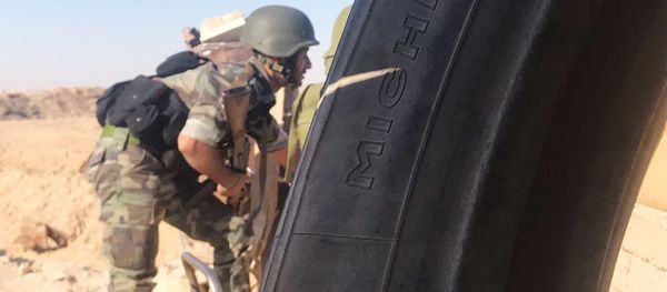 Бойцы сирийской армии во время наступления к востоку от города Дейр-эз-Зор в районе кладбищ - Sputnik Армения