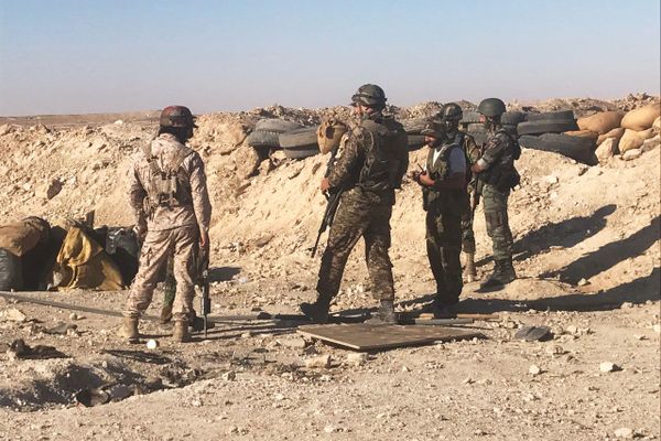 Бойцы сирийской армии во время наступления к востоку от города Дейр-эз-Зор в районе кладбищ - Sputnik Армения