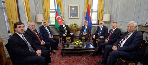 Встреча президентов Армении и Азербайджана Сержа Саргсяна и Ильхама Алиева в Женеве Встреча президентов Армении и Азербайджана Сержа Саргсяна и Ильхама Алиева в Женеве - Sputnik Армения