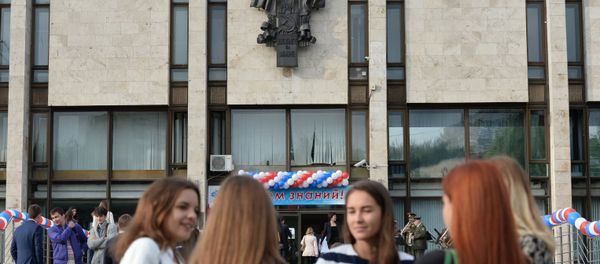 Студенты у здания Московского государственного института международных отношений (МГИМО) - Sputnik Արմենիա