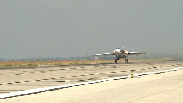 СПУТНИК_Российский Су-24М отправился на боевое задание с базы в Сирии. Кадры взлета - Sputnik Армения