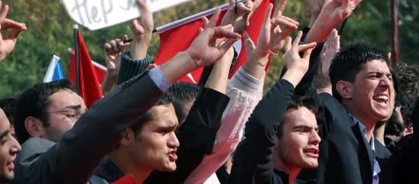 Азербайджанские туристы проводят акцию протеста против курдских бомбежек - Sputnik Արմենիա