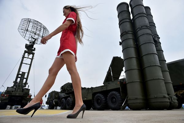 Девушка у ЗРК С-400 Триумф на военной выставке Оборонэкспо-2014 в Жуковском - Sputnik Армения