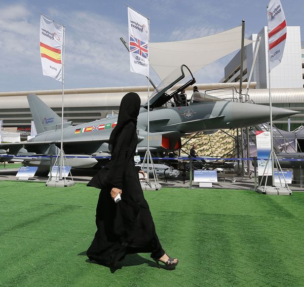Девушка проходит мимо истребителя Eurofighter Typhoon на выставке IDEX в ОАЭ - Sputnik Армения