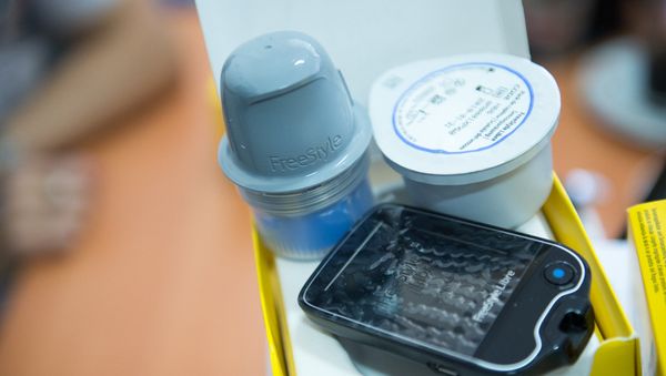 Российские бизнесмены Армении одной из ереванских клиник подарили бескровные глюкометры - Sputnik Армения