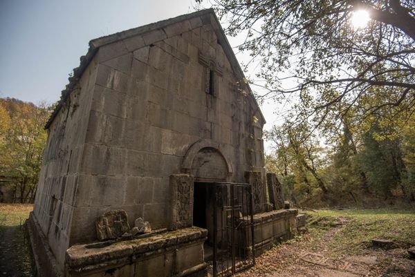 Монастырь Джухтакванк, или Парный монастырь, находится недалеко от города Дилижан. Он построен в XI-XII веке на живописной поляне, окруженной со всех сторон лесистыми склонами. Название церкви произошло от слова джухт (пара), так как этот монастырь состоит из двух церквей - Сурб Грикор и Аствацацин. - Sputnik Армения