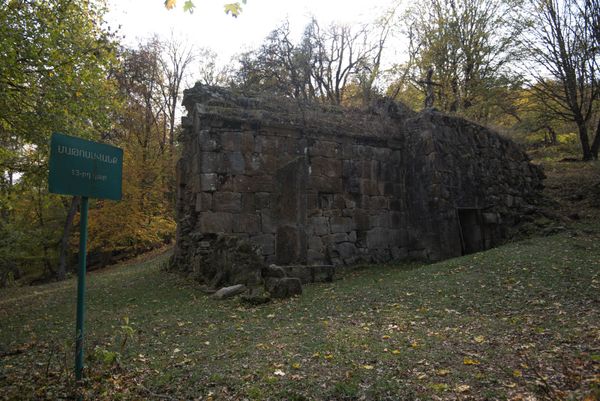 Небольшой монастырь Матосаванк находится вблизи от монастыря Джухтакванк. Комплекс в настоящее время находится в руинах, частично присыпан землей, состоит из церкви (без купола), притвора и книгохранилища, примыкающих друг к другу. - Sputnik Армения