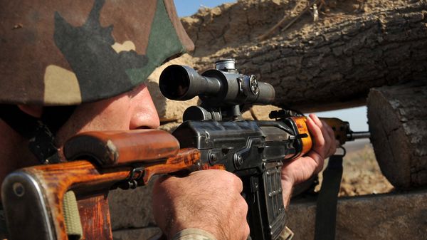 Армянский военнослужащий на боевой позиции - Sputnik Արմենիա