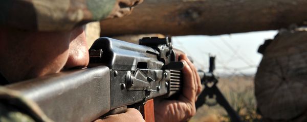 Армянский военнослужащий на боевой позиции - Sputnik Армения