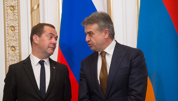 Дмитрий Медведев и Карен Карапетян Дмитрий Медведев и Карен Карапетян - Sputnik Армения