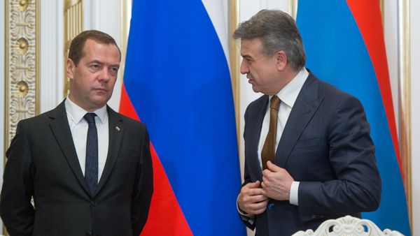 Дмитрий Медведев и Карен Карапетян - Sputnik Армения