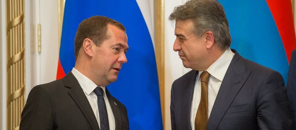 Дмитрий Медведев и Карен Карапетян Дмитрий Медведев и Карен Карапетян - Sputnik Армения