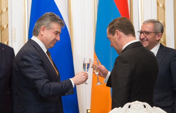 Дмитрий Медведев и Карен Карапетян - Sputnik Армения