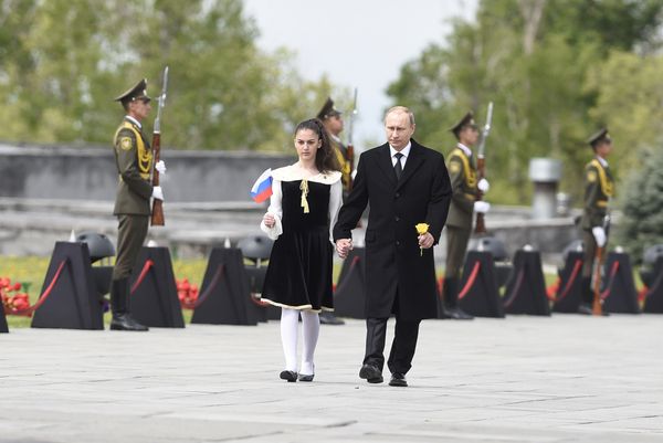 Владимир Путин в Мемориале жертв Геноцида армян в Цицернакаберде - Sputnik Армения