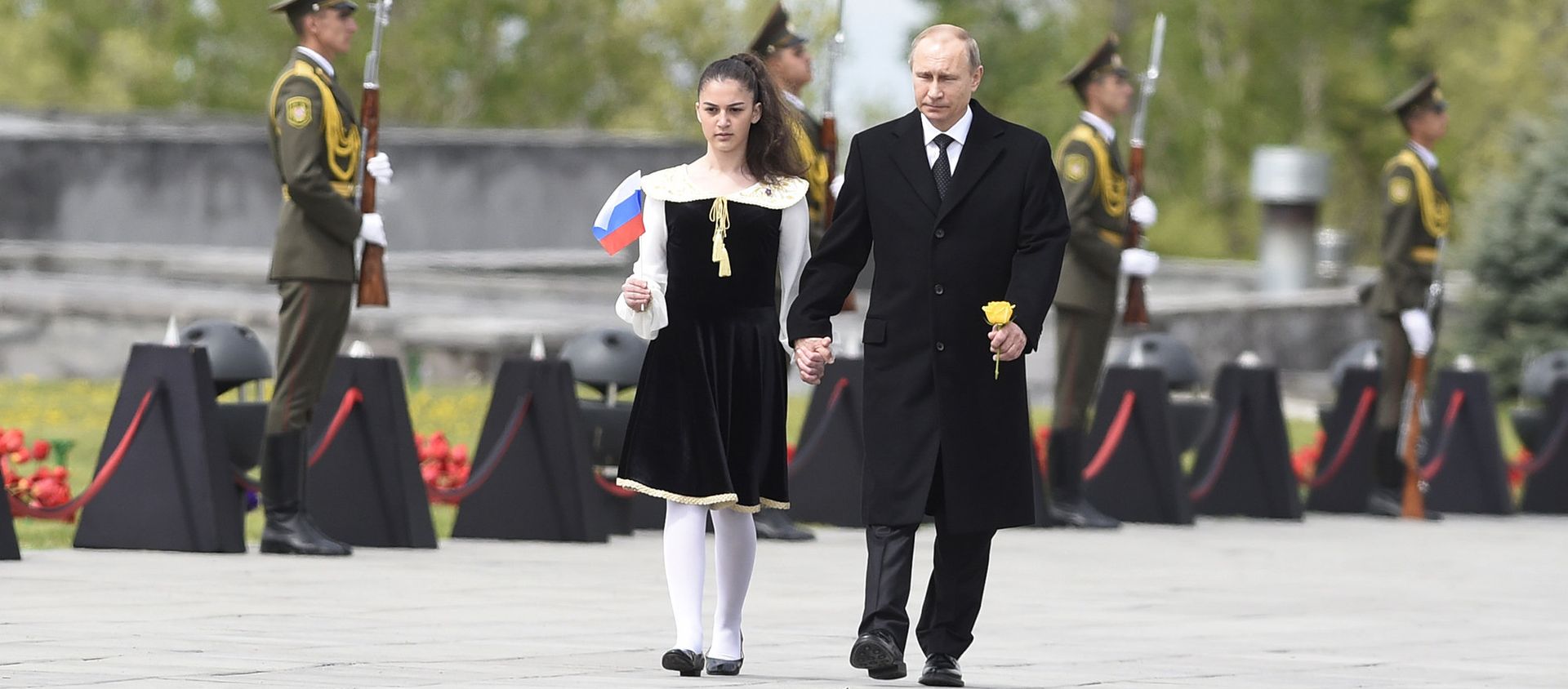 Владимир Путин в Мемориале жертв Геноцида армян в Цицернакаберде - Sputnik Армения, 1920, 22.10.2020