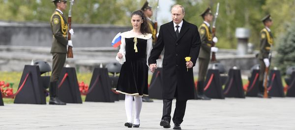 Владимир Путин в Мемориале жертв Геноцида армян в Цицернакаберде - Sputnik Армения