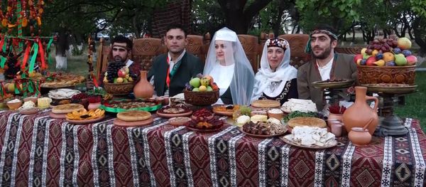 Традиционная армянская свадьба в музее-заповеднике «Звартноц» привлекла и туристов - Sputnik Армения