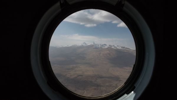 Гора Арагац из иллюминатора вертолета - Sputnik Армения