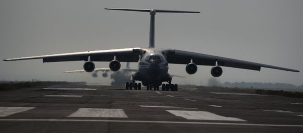 Самолет ИЛ-76 взлетает с авиабазы Эребуни во время официального празднования Дня Авиации. - Sputnik Армения