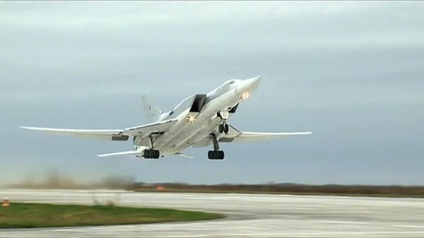 Авиаудары бомбардировщиками Ту-22М3 ВКС РФ по объектам террористов в провинции Дейр-эз-Зор Авиаудары бомбардировщиками Ту-22М3 ВКС РФ по объектам террористов в провинции Дейр-эз-Зор - Sputnik Армения