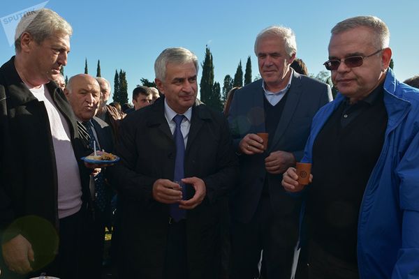 Герой Абхазии Галуст Трапизонян, спикер Парламента Валерий Кварчия, президент Рауль Хаджимба и посол России в Абхазии Семен Григорьев в числе почетных гостей на празднике Амшен - Sputnik Армения
