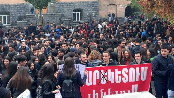 Студенты протестуют против решения о прекращении отсрочки Студенты протестуют против решения о прекращении отсрочки - Sputnik Армения