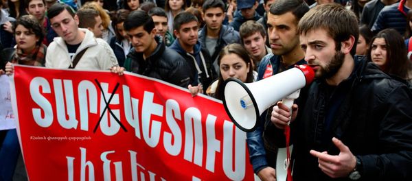 Студенты протестуют против решения о прекращении отсрочки Студенты протестуют против решения о прекращении отсрочки - Sputnik Армения