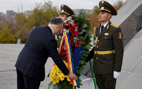 Президент Молдовы Игорь Додон в мемориале жертвам геноцида армян - Sputnik Армения