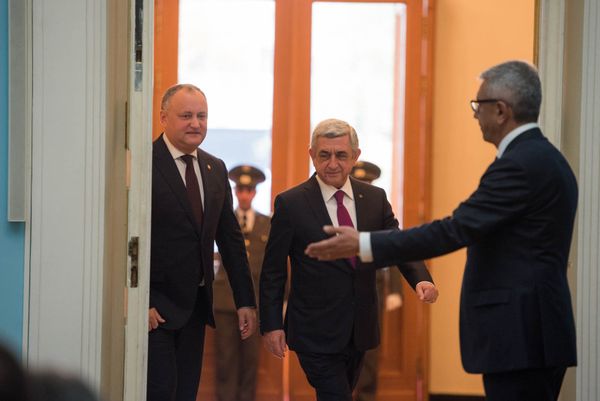 ՀՀ նախագահ Սերժ Սարգսյանի հրավերով պաշտոնական այցով այսօր տիկնոջ հետ Հայաստանի Հանրապետություն է ժամանել Մոլդովայի Հանրապետության նախագահ Իգոր Դոդոնը: - Sputnik Արմենիա