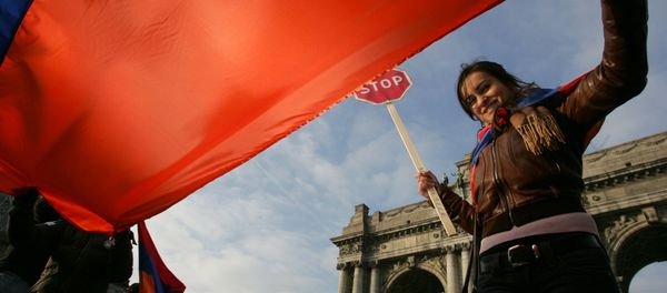 Девушка с флагом Армении Европа - Sputnik Армения