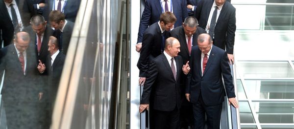 Президенты РФ Владимир Путин и Турции Реджеп Эрдоган перед началом специальной сессии 23-го Мирового энергетического конгресса. - Sputnik Армения