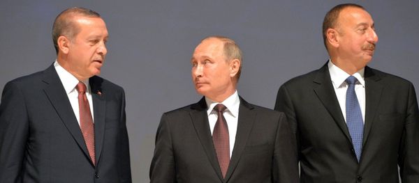 Президенты РФ Владимир Путин, Турции Реджеп Эрдоган и Азербайджана Ильхам Алиев перед началом специальной сессии 23-го Мирового энергетического конгресса. Президенты РФ Владимир Путин, Турции Реджеп Эрдоган и Азербайджана Ильхам Алиев перед началом специальной сессии 23-го Мирового энергетического конгресса. - Sputnik Армения