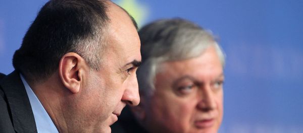 Министры иностранных дел Азербайджана и Армении Эльмар Мамедъяров и Эдвард Налбандян Министры иностранных дел Азербайджана и Армении Эльмар Мамедъяров и Эдвард Налбандян - Sputnik Армения