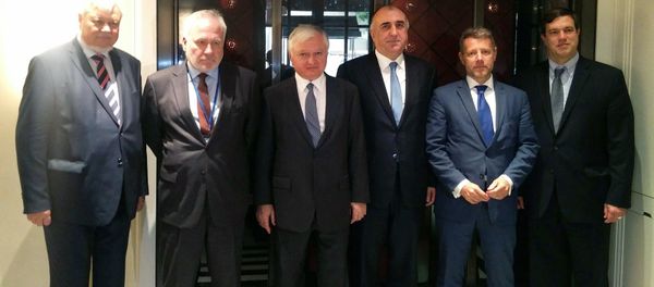 Эдвард Налбандян и Эльмар Мамедъяров с сопредседателями МГ ОБСЕ Эдвард Налбандян и Эльмар Мамедъяров с сопредседателями МГ ОБСЕ - Sputnik Արմենիա