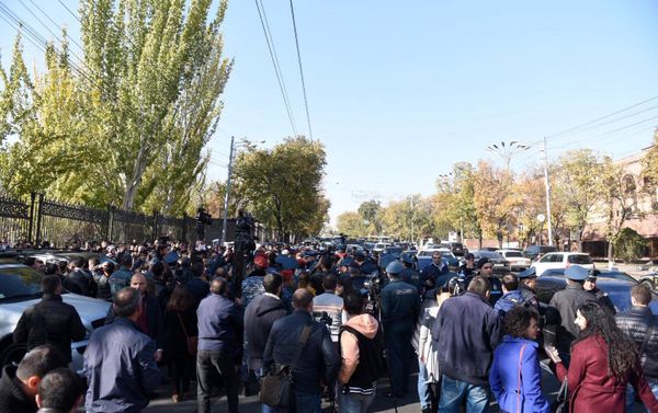 Акция протеста студентов о принятии решения об отсрочке парламентом РА Акция протеста студентов о принятии решения об отсрочке парламентом РА - Sputnik Армения
