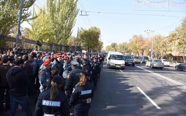 Акция протеста студентов о принятии решения об отсрочке парламентом РА Акция протеста студентов о принятии решения об отсрочке парламентом РА - Sputnik Армения