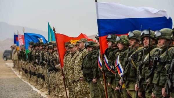 Военнослужащие на церемонии открытия совместных антитеррористических учений КСБР государств-членов ОДКБ на полигоне Харбмайдон в Таджикистане - Sputnik Армения