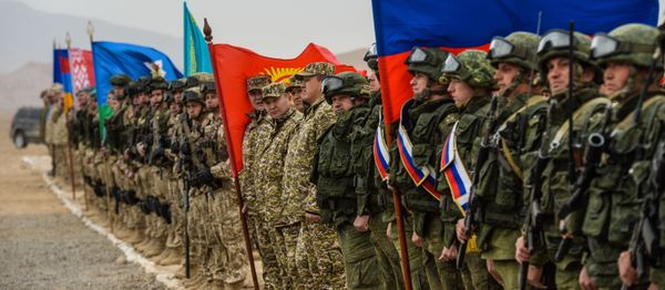 Военнослужащие на церемонии открытия совместных антитеррористических учений КСБР государств-членов ОДКБ на полигоне Харбмайдон в Таджикистане - Sputnik Армения