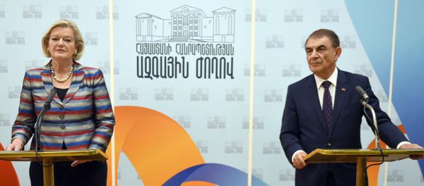 Встреча Спикера парламента РА Ара Баблояна и спикера сената Нидерланд Анке Броекерс-Кнол Встреча Спикера парламента РА Ара Баблояна и спикера сената Нидерланд Анке Броекерс-Кнол - Sputnik Армения