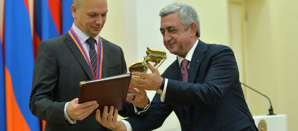Президент РА Серж Саргсян вручает приз 2017г. за достижения в сфере ИТ основателю Нест Лабс Тони Фаделлу - Sputnik Արմենիա