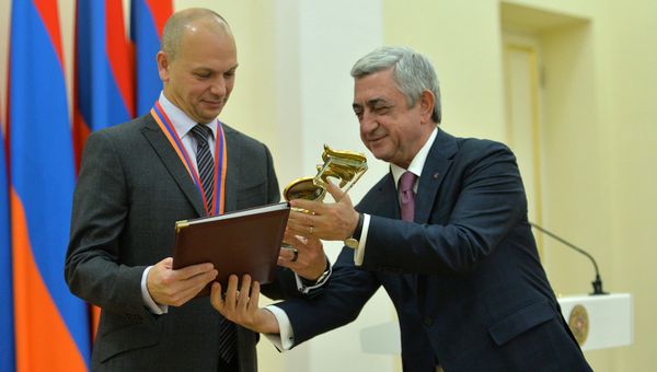 Президент РА Серж Саргсян вручает приз 2017г. за достижения в сфере ИТ основателю Нест Лабс Тони Фаделлу - Sputnik Արմենիա