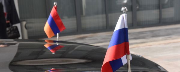 Флаги Армении и России на автомобиле - Sputnik Արմենիա