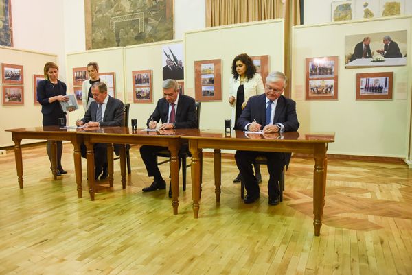 «25 տարի. դարերով փորձված ընկերություն» ցուցահանդեսի բացումը. ՀՀ և ՌԴ արտգործնախարարներ Էդվարդ Նալբանդյանն ու Սերգեյ Լավրովը, ՀՀ կապի և տրանսպորտի նախարար Վահան Մարտիրոսյանը - Sputnik Արմենիա