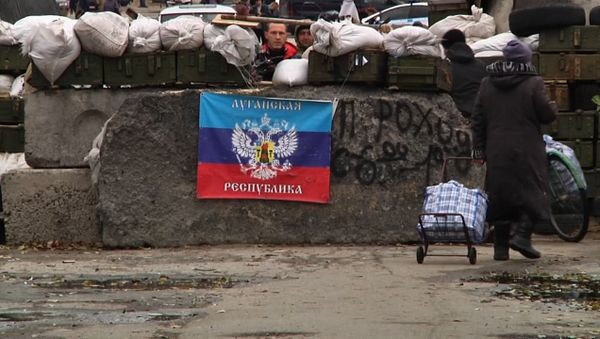 СПУТНИК_Жители ЛНР с сумками и тележками шли к открывшемуся КПП на границе с Украиной - Sputnik Армения