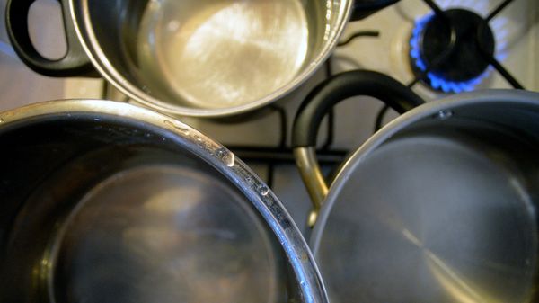 Кастрюли с водой на газовой плите Кастрюли с водой на газовой плите - Sputnik Армения